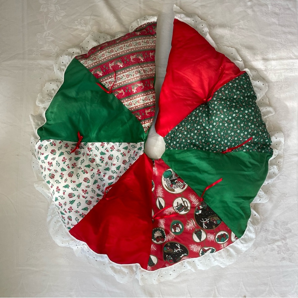 Vintage Handmade Patchwork Quilted Christmas Tree Skirt 34” Eyelet Lace Trim